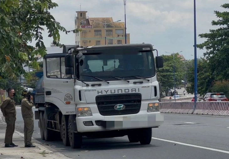 Mẹ gào khóc bên thi thể nam sinh lớp 11 bị xe bồn cán tử vong - Ảnh 2.