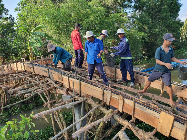Cầu bê tông đến trường - an toàn cho học sinh mùa mưa lũ - Ảnh 1.