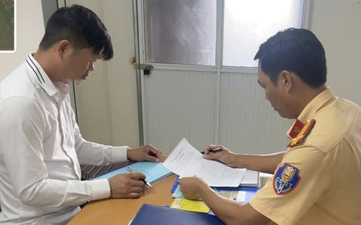 Trẻ thò đầu qua cửa sổ trời khi xe chạy cao tốc, nữ tài xế bị phạt 5,9 triệu đồng - Ảnh 2.