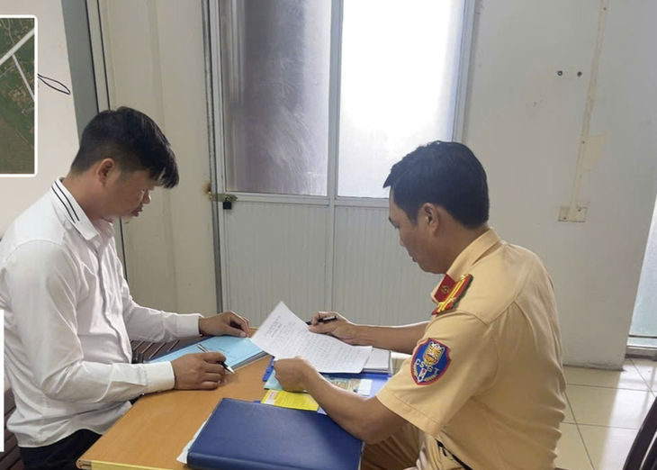 Bị xử phạt vì để trẻ nhỏ thò đầu ra ngoài cửa sổ trời ô tô - Ảnh 1.
