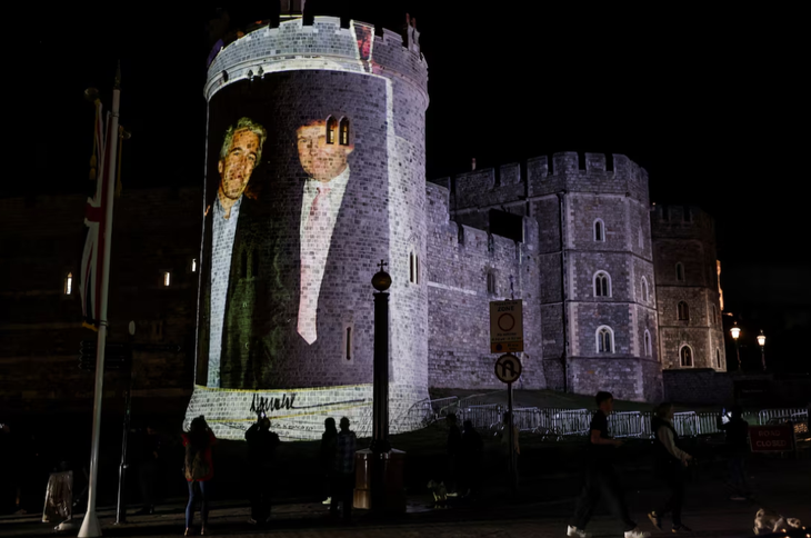Chiếu ảnh ông Trump và tội phạm Epstein lên lâu đài Windsor, 4 người bị bắt - Ảnh 1.