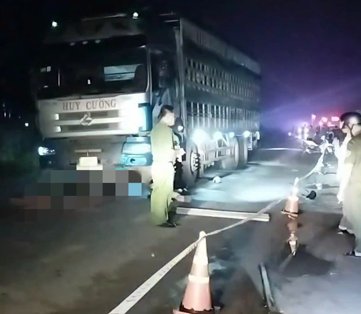 Tai nạn giữa xe máy và xe tải trên đường không đèn chiếu sáng, 2 người chết, 1 trẻ bị thương - Ảnh 1.
