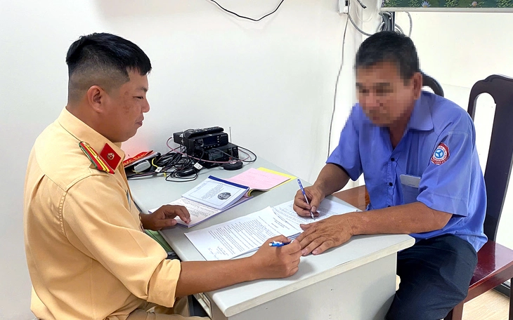 Doanh nghiệp vận tải tự 'tố' tài xế vượt ẩu, phối hợp cảnh sát xử lý - Ảnh 4.