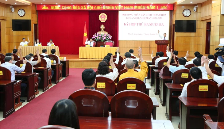 HĐND tỉnh Thanh Hóa thông tin về 2 cựu lãnh đạo được Trung ương cho nghỉ hưu trước tuổi - Ảnh 1.