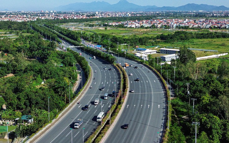 Làm đường cao tốc theo cách không ai ngờ: Cho hầm chui đúc sẵn trượt vào vị trí, 11 ngày là xong - Ảnh 4.
