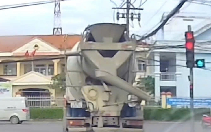 Lập biên bản tài xế xe bồn vượt đèn đỏ tại giao lộ ở xã Bình Mỹ, TP.HCM - Ảnh 2.