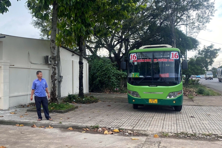 Tài xế xe buýt vượt ẩu trên quốc lộ 20 nhận sai, xin nộp phạt - Ảnh 1.