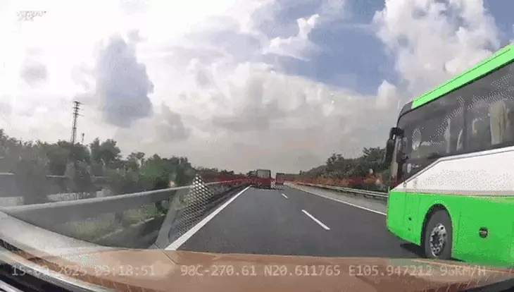 Bộ giảm chấn làm 'lá chắn' trên cao tốc: Lời giải cho vụ tai nạn xe tưới cây và xe khách? - Ảnh 1.