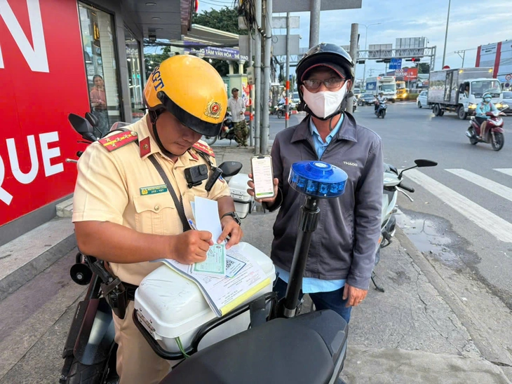 Người dân TP.HCM có thể đóng phạt vi phạm giao thông tại chỗ thông qua mã QR Code - Ảnh 2.