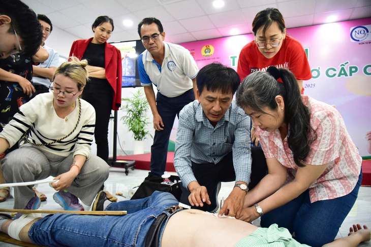 Người hóc dị vật cao 1,7m, người 'nấm lùn' sơ cứu bằng cách nào? - Ảnh 1.