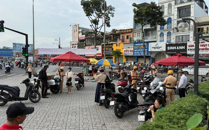 Thấy đường đông nên chạy xe lên vỉa hè để đi nhanh hơn? - Ảnh 1.