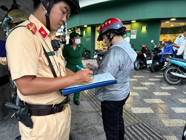 Thấy đường đông nên chạy xe lên vỉa hè để đi nhanh hơn? - Ảnh 2.
