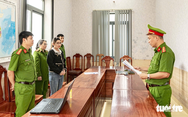 'Nhập vai' thẩm phán tòa cấp cao, để lừa chạy án - Ảnh 1.