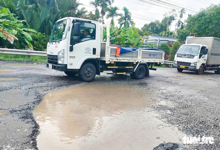 Gần 10km quốc lộ 61 nát như tương, dân ngao ngán - Ảnh 1.