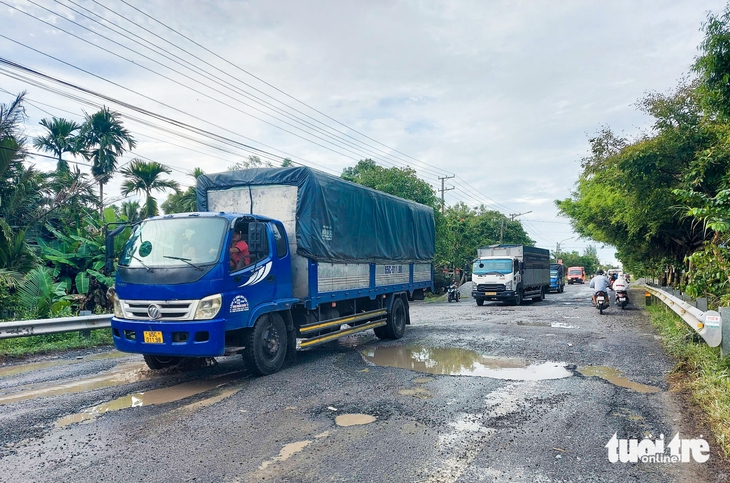 Gần 10km quốc lộ 61 nát như tương, dân ngao ngán - Ảnh 3.
