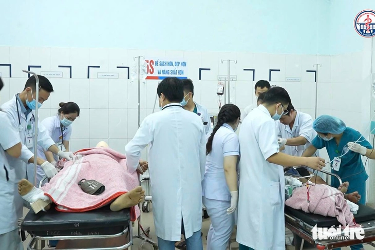 Hiến máu trong đêm cứu nạn nhân vụ xe tải lao vào chợ chuối - Ảnh 1.