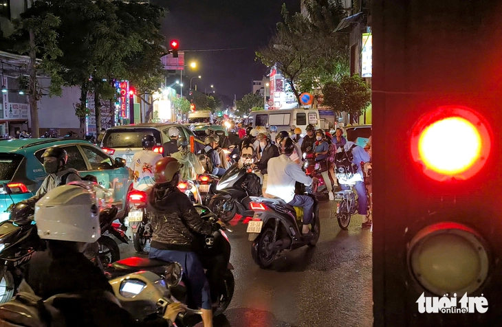 Vượt đèn đỏ 'đứng hình' 30 phút trên đường Nơ Trang Long có bị phạt? - Ảnh 1.