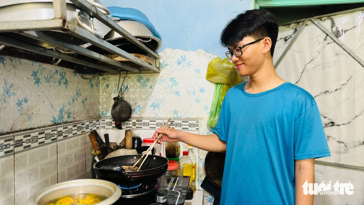 Giải nhì hóa học tỉnh Đồng Tháp, con trai người mẹ chạy xe ôm đậu Đại học Y khoa Phạm Ngọc Thạch - Ảnh 1.