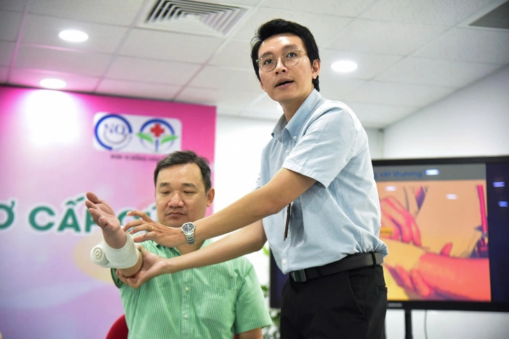 Người hóc dị vật cao 1,7m, người 'nấm lùn' sơ cứu bằng cách nào? - Ảnh 3.