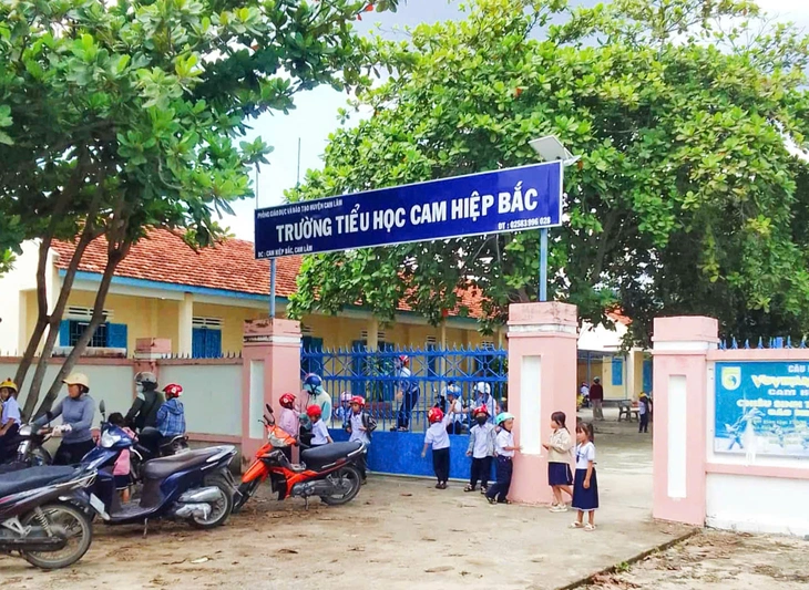 Phụ huynh phản ánh các khoản thu không rõ ràng, hiệu trưởng nói gì? - Ảnh 1.