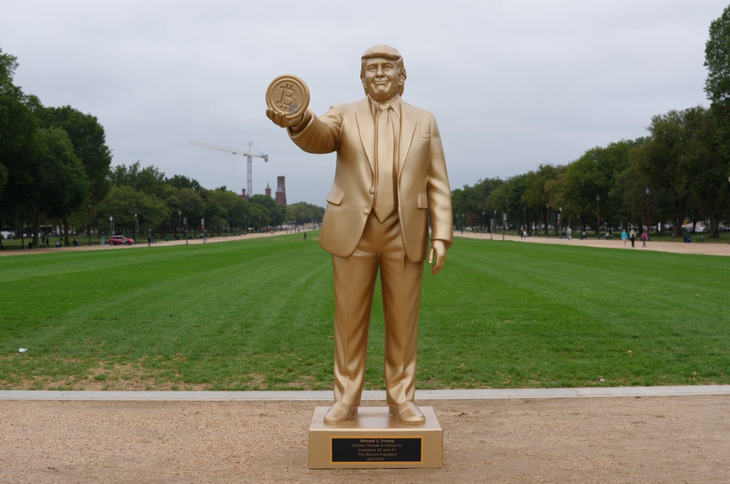Tượng vàng ông Trump cầm bitcoin dựng trước trụ sở Quốc hội Mỹ - Ảnh 1.