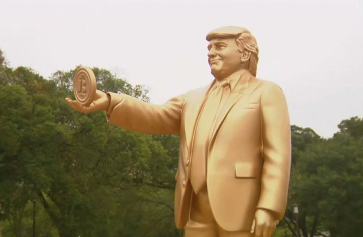 Tượng vàng ông Trump cầm bitcoin dựng trước trụ sở Quốc hội Mỹ - Ảnh 2.