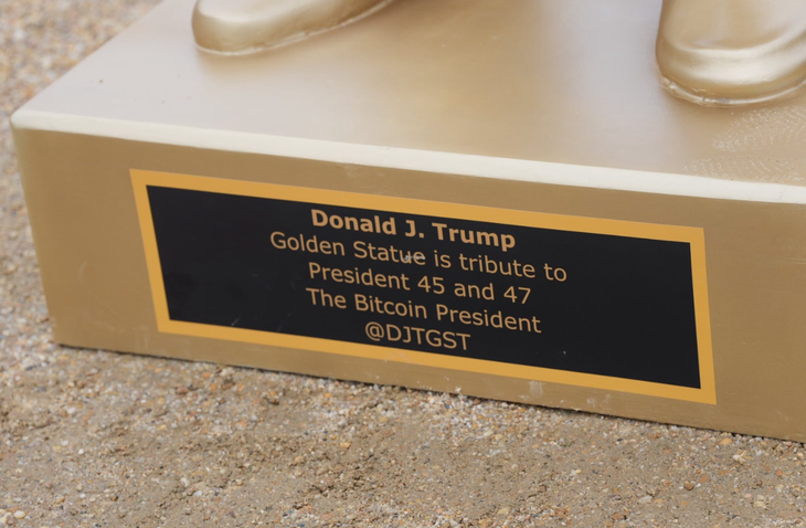 Tượng vàng ông Trump cầm bitcoin dựng trước trụ sở Quốc hội Mỹ - Ảnh 3.