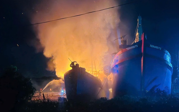 Cứu thành công 2 người trên tàu cá bị cháy ở vùng biển An Giang - Ảnh 3.