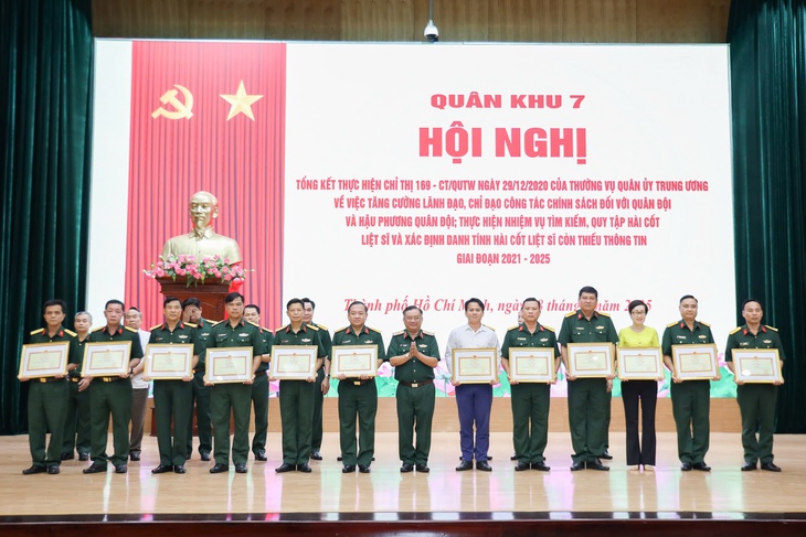 Hàng ngàn hài cốt liệt sĩ trên địa bàn Quân khu 7 được tìm kiếm, quy tập trong 5 năm - Ảnh 3.
