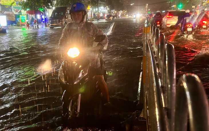  Mưa to như trút, người dân đầm mưa, cảnh sát căng mình điều tiết cầu Bình Triệu 1  - Ảnh 6.