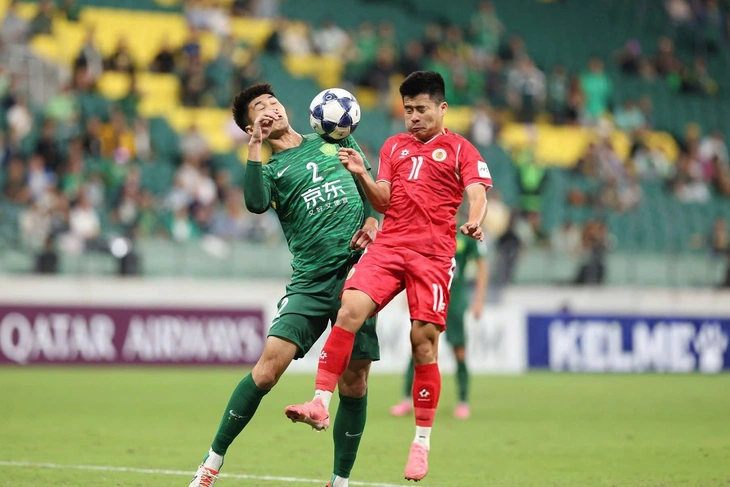 Căng thẳng ở trận CLB Công An Hà Nội – Beijing Guoan, khán giả ném chai lọ xuống sân