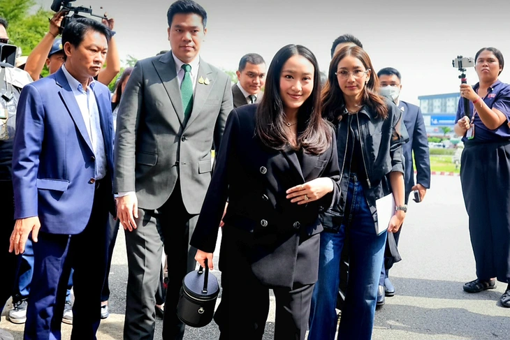 Bà Paetongtarn mang thư tay con gái gửi ‘ông ngoại Thaksin’, được tặng bùa - Ảnh 1.
