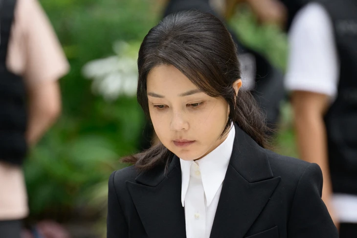 Cựu đệ nhất phu nhân Hàn Quốc lúc sa cơ: đeo vòng điện tử ở cổ chân và ngồi xe lăn - Ảnh 3.