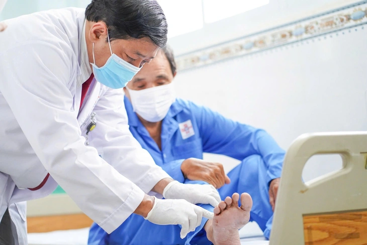 Mảnh nhựa 1cm 'đeo' thầy giáo hơn 2 tháng, bác sĩ gỡ bỏ - Ảnh 1.