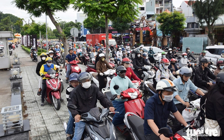 Nhiều phụ huynh 'vô tư' chở con chạy ngược chiều, leo vỉa hè, không đội mũ bảo hiểm đến trường - Ảnh 6.