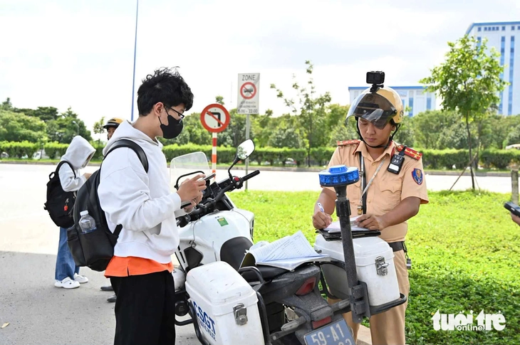 Bị xử phạt, sinh viên vẫn đi bộ băng qua đường Võ Nguyên Giáp - Ảnh 3.