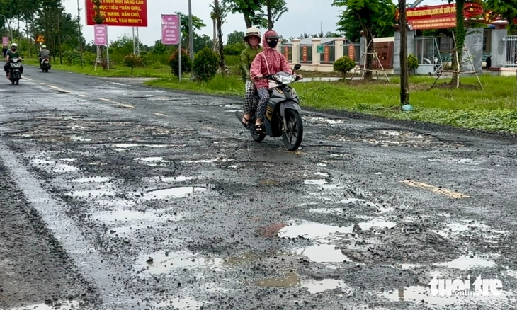 Đường Xuyên Á chi chít ổ gà, ổ voi, nỗi ám ảnh của người dân - Ảnh 3.