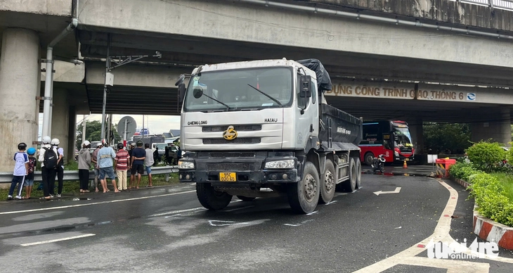 Trên đường đi khám bệnh về, hai vợ chồng bị xe ben cán chết - Ảnh 1.