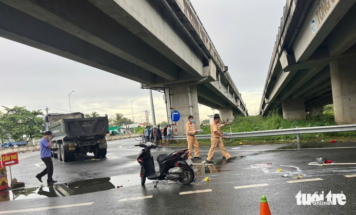Trên đường đi khám bệnh về, hai vợ chồng bị xe ben cán chết - Ảnh 2.