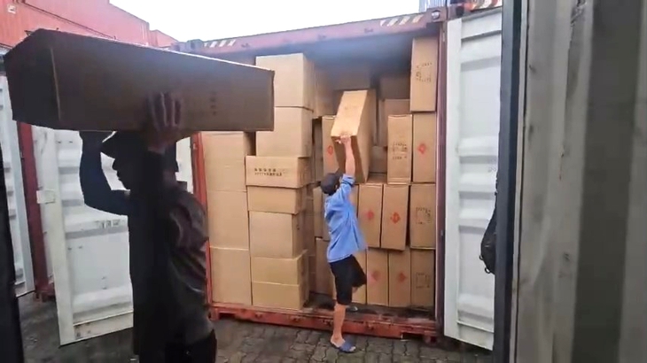 Công an TP.HCM bắt tạm giam 5 người nhập lậu hàng hóa từ Trung Quốc - Ảnh 3.