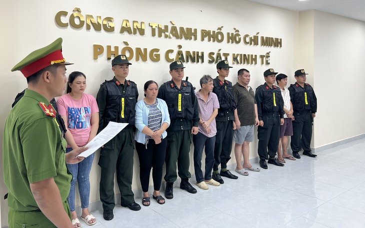 Công an TP.HCM khởi tố nhóm người sản xuất nước giặt, nước tẩy rửa giả  - Ảnh 5.