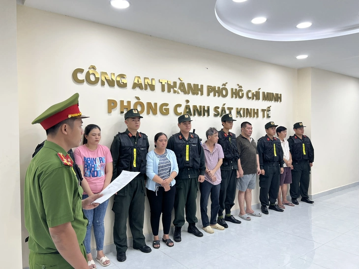 Công an TP.HCM bắt tạm giam 5 người nhập lậu hàng hóa từ Trung Quốc - Ảnh 1.