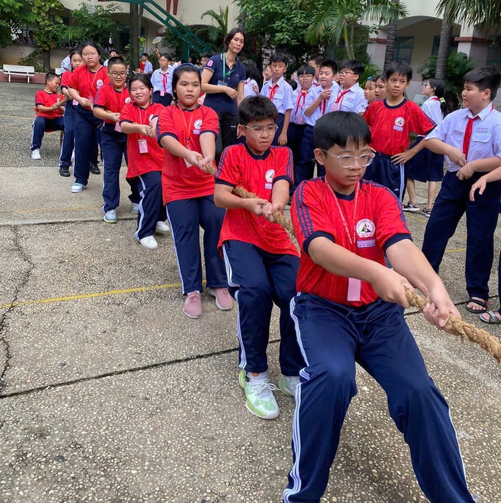 Cấm điện thoại trong giờ ra chơi, cấm luôn trong trường học được không? - Ảnh 1.