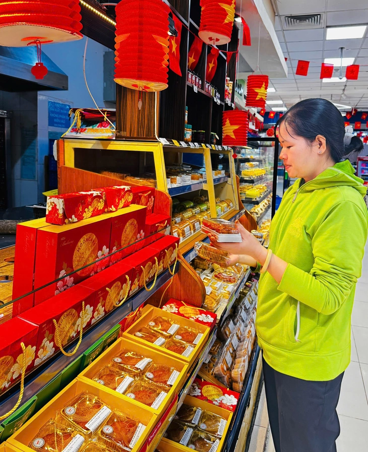 Trung thu 2025: xu hướng chọn bánh ít ngọt, siêu thị chiết khấu hấp dẫn - Ảnh 1.