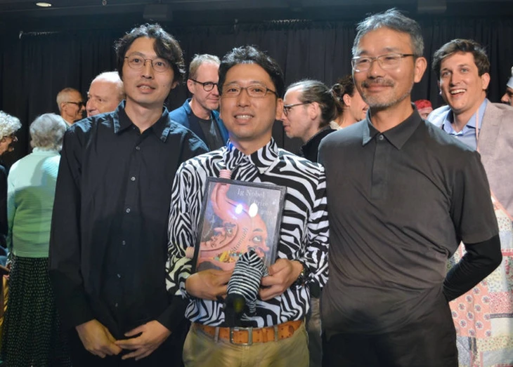 Sơn bò thành ngựa vằn, các nhà khoa học Nhật Bản đoạt giải Ig Nobel - Ảnh 2.