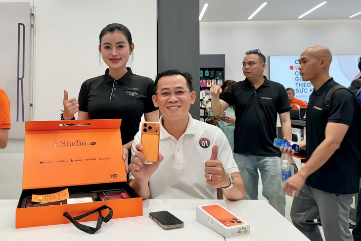 Lần đầu tiên Việt Nam mở bán iPhone sớm cùng thế giới, số lượng mua kỷ lục - Ảnh 1.