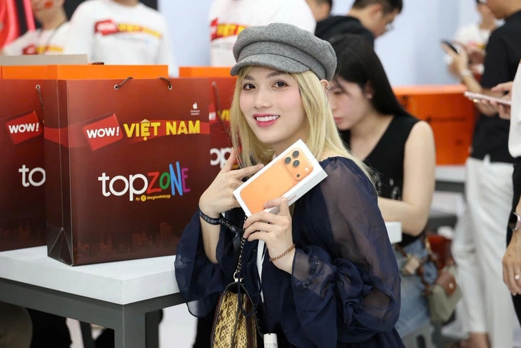Lần đầu tiên Việt Nam mở bán iPhone sớm cùng thế giới, số lượng mua kỷ lục - Ảnh 2.