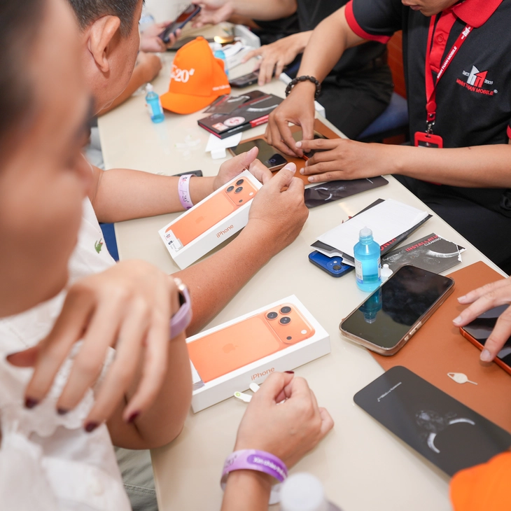 Lần đầu tiên Việt Nam mở bán iPhone sớm cùng thế giới, số lượng mua kỷ lục - Ảnh 3.