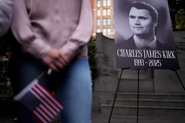 Vụ ám sát Charlie Kirk: Kỷ nguyên bạo lực dân túy - Ảnh 2.
