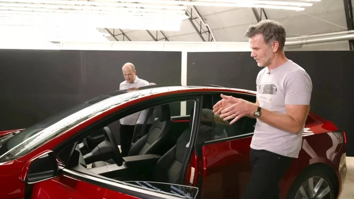 Hàng loạt phụ huynh phải phá cửa kính xe Tesla để cứu con - Ảnh 4.